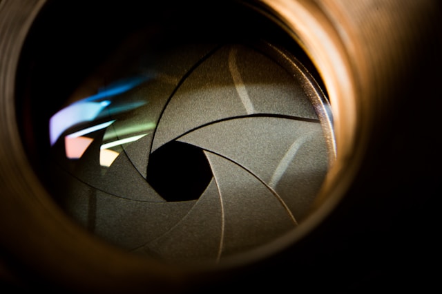 A 7 blade aperture inside of a camera lens